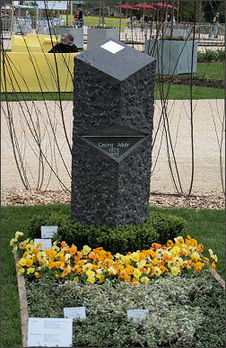 das fertige Grabmal